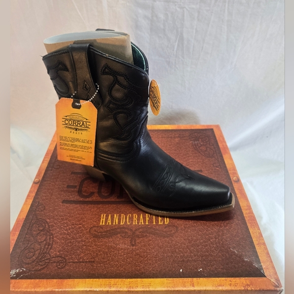 Corral Women's Size 8 Black Embroidery Snip Toe Cowboy Boots New - Picture 1 of 8